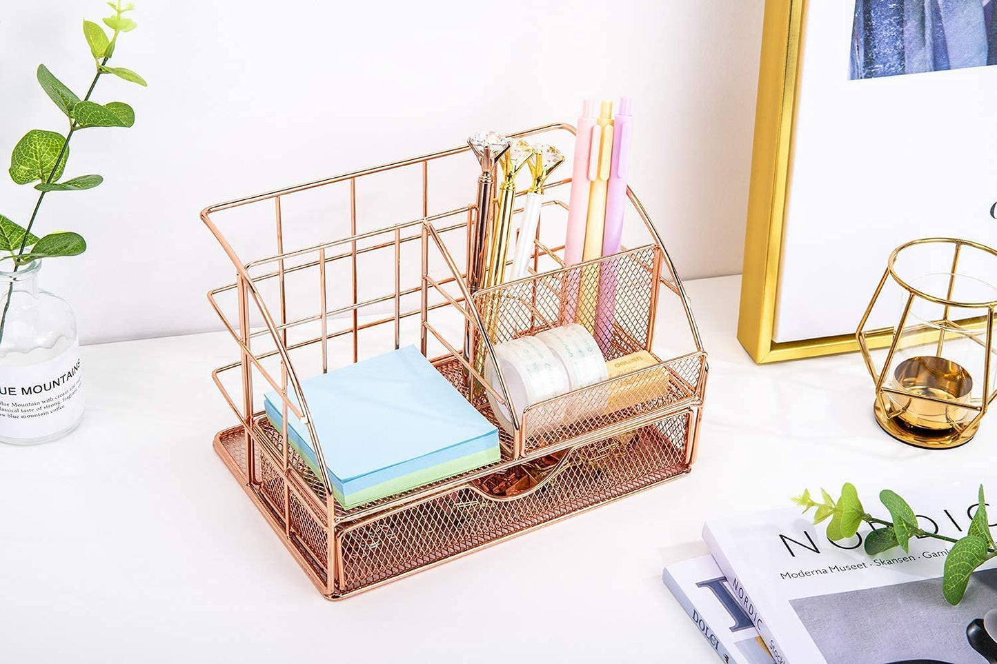 Multifunctional desk organizer, made of metal mesh.